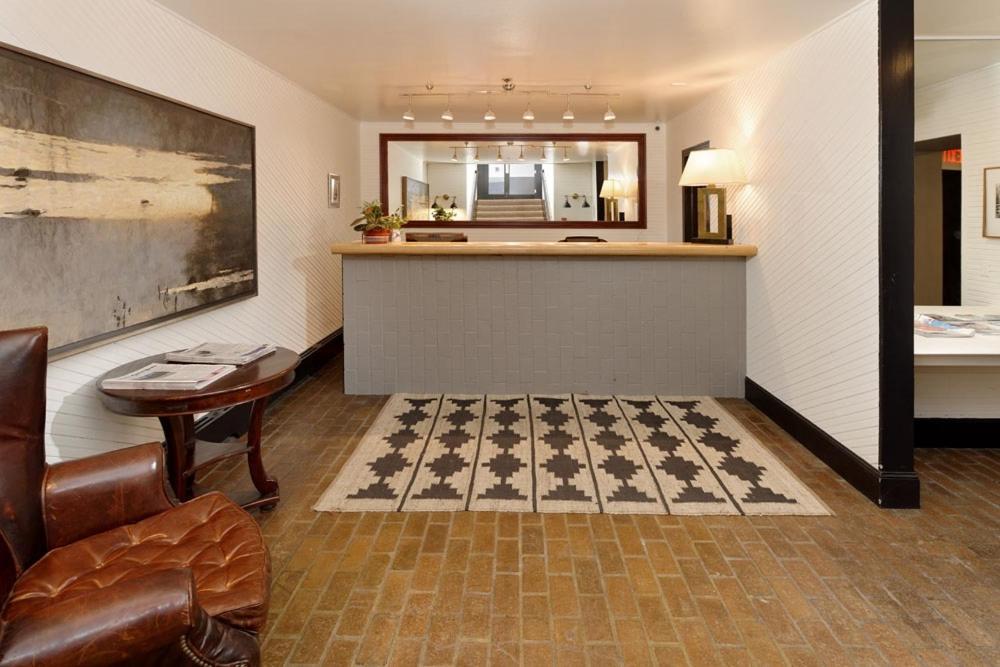 Independence Square 213, Spacious Hotel Room With 2 Queen Beds, Wet Bar, And Sitting Area アスペン エクステリア 写真