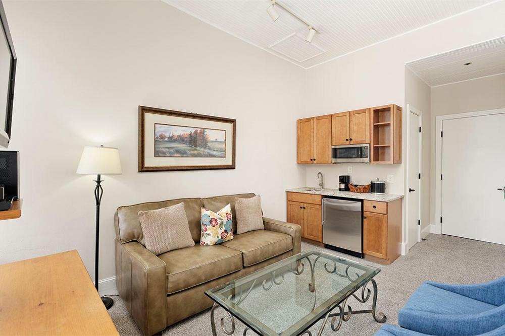 Independence Square 213, Spacious Hotel Room With 2 Queen Beds, Wet Bar, And Sitting Area アスペン エクステリア 写真