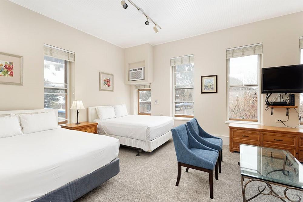 Independence Square 213, Spacious Hotel Room With 2 Queen Beds, Wet Bar, And Sitting Area アスペン エクステリア 写真